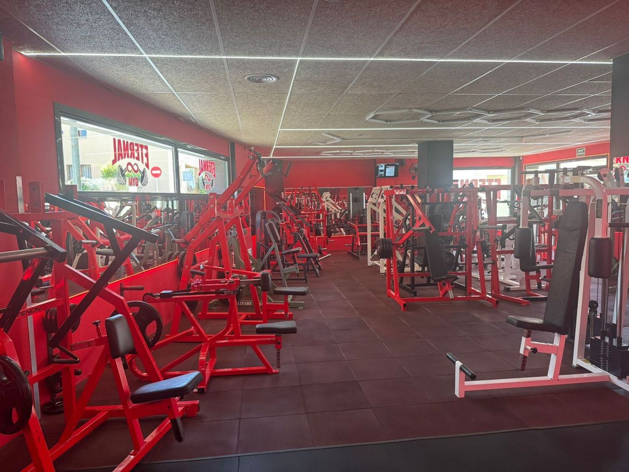 Zona de força amb màquines de musculació