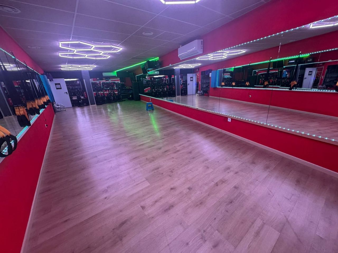Sala de classes dirigides amb parquet i miralls